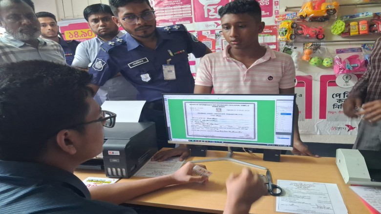 বেগমগঞ্জে সনদ জালিয়াতি করে নতুন ভোটার হওয়ার চেষ্টা কালে যুবক আটক কম্পিউটার জব্দ