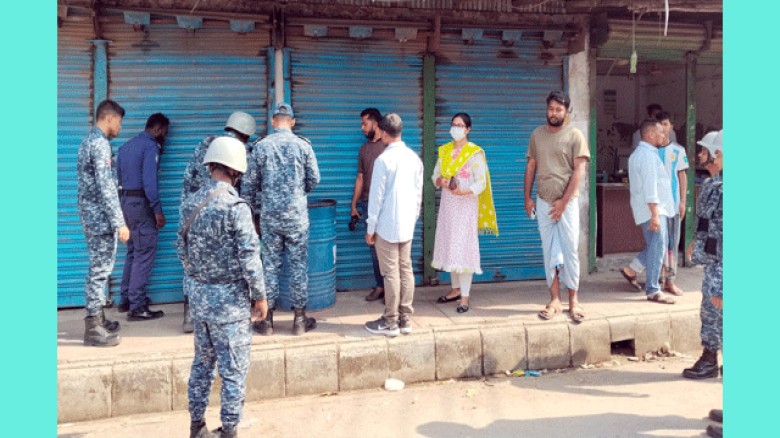 মোংলায় লাইসেন্সবিহীন ও অতিরিক্ত দামে তেল বিক্রি: দুই দোকানিকে জরিমানা