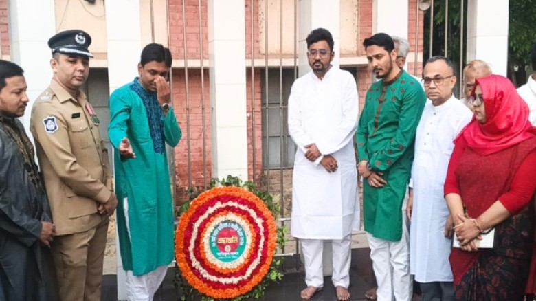 ২৬শে মার্চ মহান স্বাধীনতা দিবস উপলক্ষে শহীদ মিনারে  ফুল দিয়ে শ্রদ্ধা