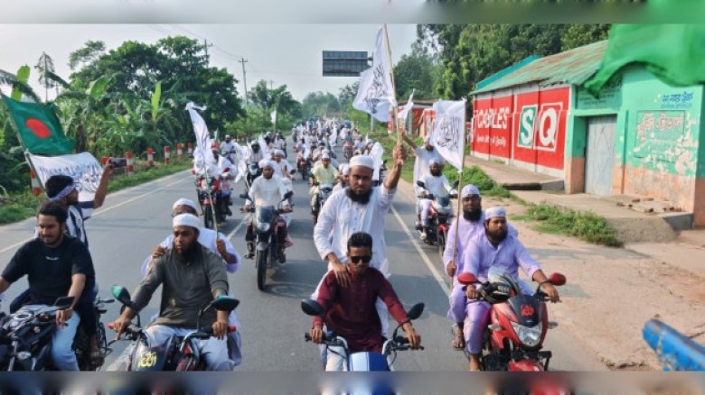 কালিমার পতাকা অপসারণের প্রতিবাদে দিনাজপুরে বিক্ষোভ ও মটরসাইকেল শো-ডাউন।